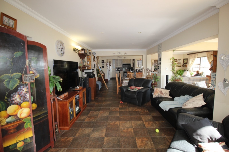 4 Bedroom Property for Sale in Lake Deneysville Free State